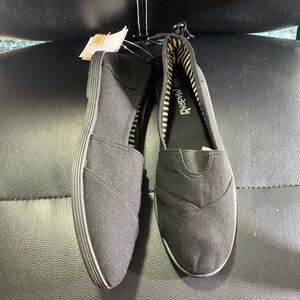 NWT🎉 Madrag Black Slip-On Canvas Shoes Size 8